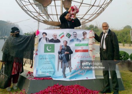 عکس/ گل‌ ریزان به مناسبت پایان تنش پاکستان و ایران