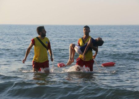 نجات‌یافتن ۲ گردشگر از آب‌های بندر امام‌حسن