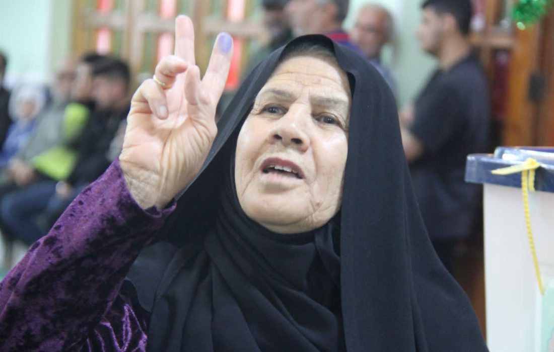 هیاهوی پیرزن بوشهری پای صندوق رأی +عکس