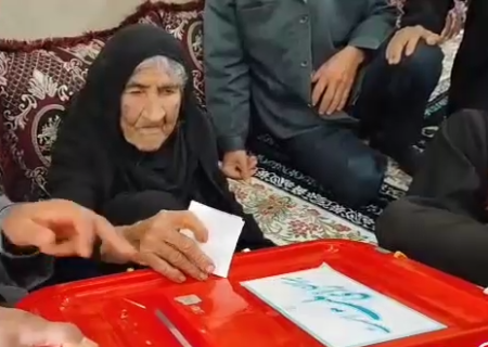 حضور مادر ۱۰۰ساله‌ دشتیاتی در انتخابات